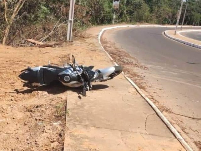 Jovem de 20 anos morre aps perder controle de motocicleta e ser arremessado contra poste em Barra do Garas.