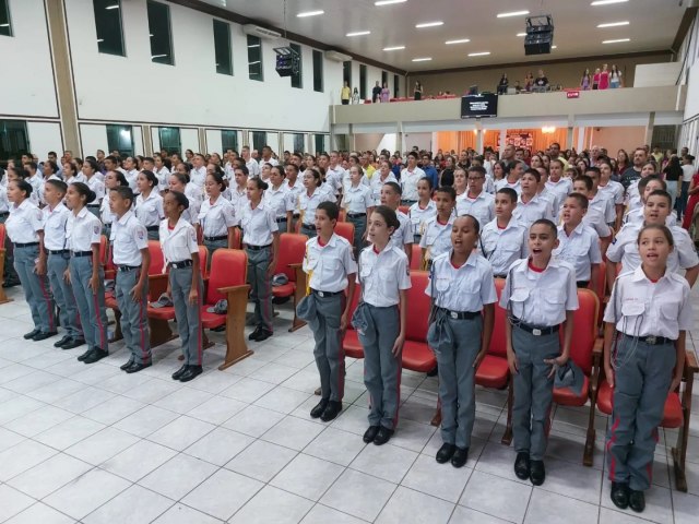 *ALUNOS DA ESCOLA ESTADUAL MILITAR TIRADENTES CB PM DANNER MAIA BARBOSA DE NOVA XAVANTINA PARTICIPAM DE SOLENIDADE DE FORMATURA ALUSIVA A IMPOSIO DE INSGMAS*