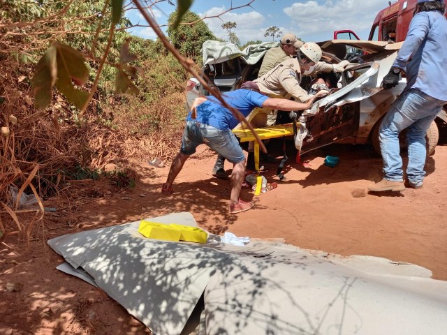 Coliso frontal entre Fiat Strada e carreta na BR-158 a aproximadamente 150km de Confresa deixa trs mortos e duas vtimas em estado grave  Veja fotos