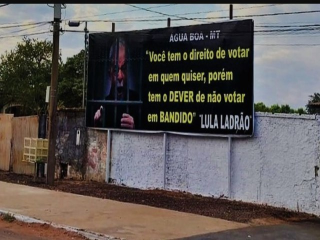 Outdoor contra candidato  Presidncia Lula  instalado no Centro de gua Boa