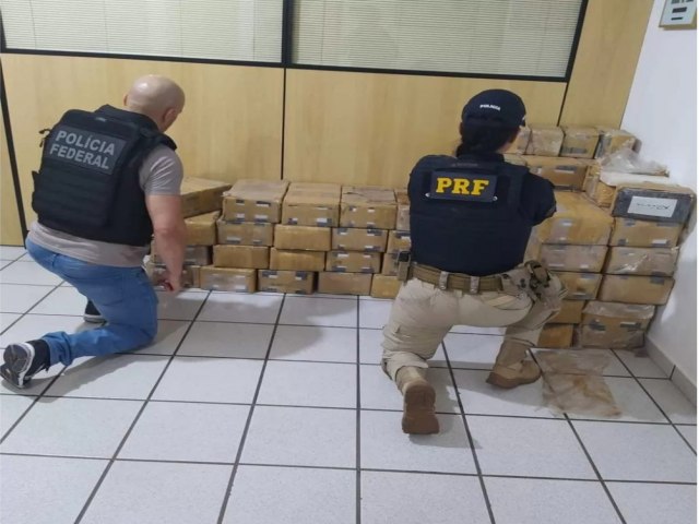 Operao conjunta entre PF e PRF apreende aproximadamente 544kg de cocana em gua Boa; veja vdeo do momento em que a droga foi encontrada