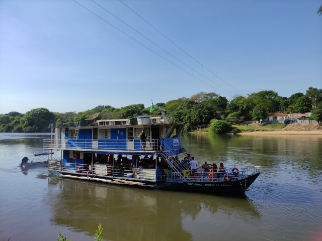 O Passeio de Chalana   realizado no Rio Manso  Domingos  ou dia que vc preferir ,  Neste passeio  possvel visualizar as belezas . Os Proprietrios Sergio e Fran estao a disposio .