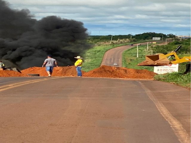 Manifestantes bloqueiam a MT-020 em Canarana na manh desse domingo (20)