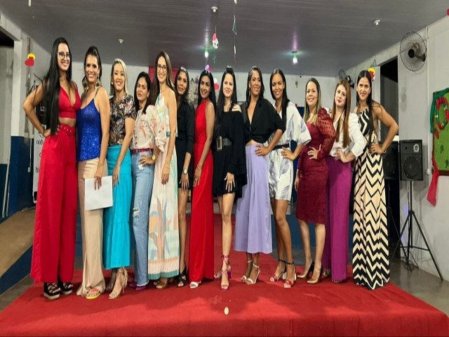 Empreendedoras de Nova Xavantina participam em jantar de network e negcios, desfile 