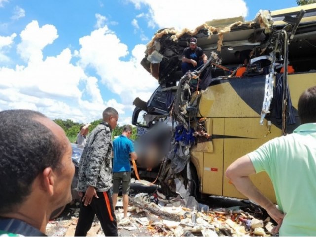 Sete pessoas morrem em grave acidente entre nibus e caminho