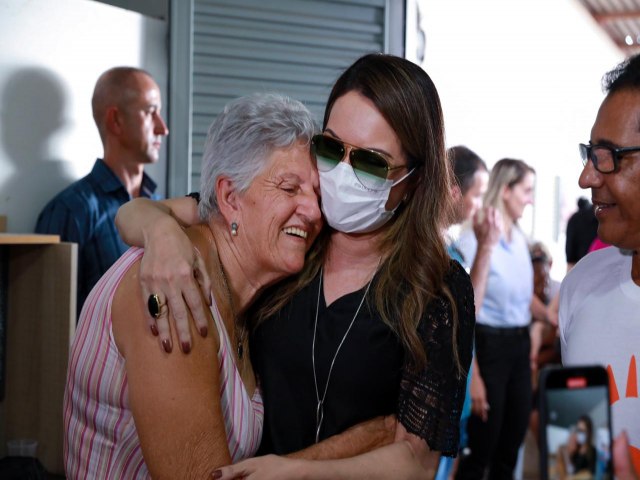 Primeira-dama de MT recebe homenagem de mulheres do bairro Jardim Ren