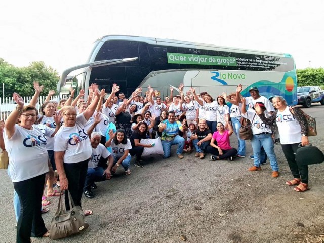 Primeira Dama de Nova Xavantina lidera viagem especial para idosos a Ubatuba