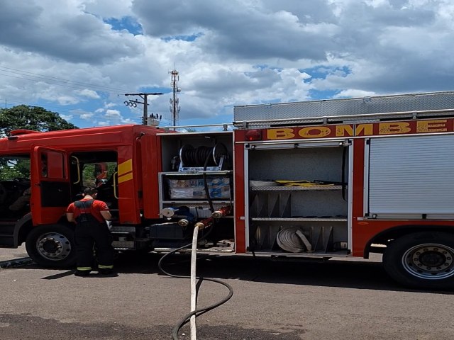 Bombeiros militares controlam incndio em residncia No Bairro Novo Horizonte  em em Nova Xavantina