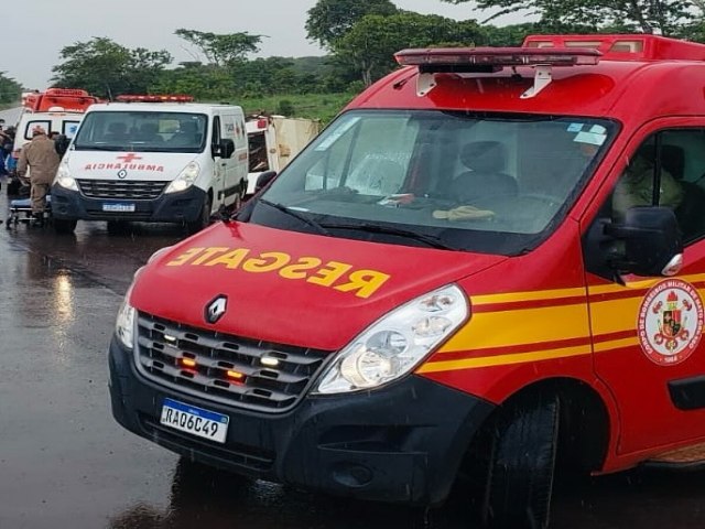 Ambulncia de Santa Terezinha capota na BR-158; cinco ficaram feridos