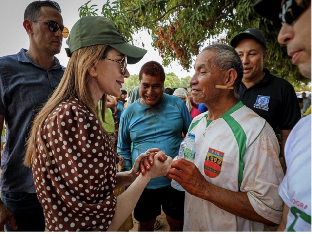 Primeira-dama de MT comemora projeto de construo de casas para aldeia indgena de Campinpolis atingida por incndio