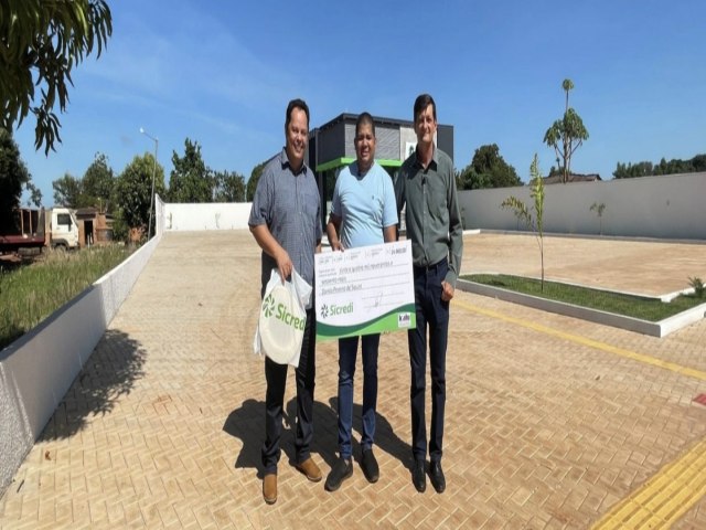 Presidente da Sicredi Araxingu visita Alto Boa Vista/MT e entrega cheque de 24 mil a associado