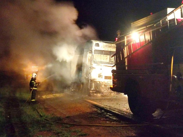 Corpo de Bombeiros combate incndio em carreta