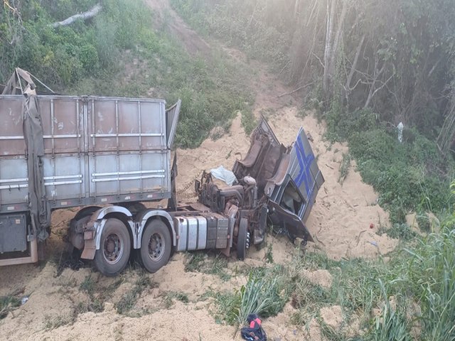 Acidente com carreta perto   da ponte sobre o Rio Arees