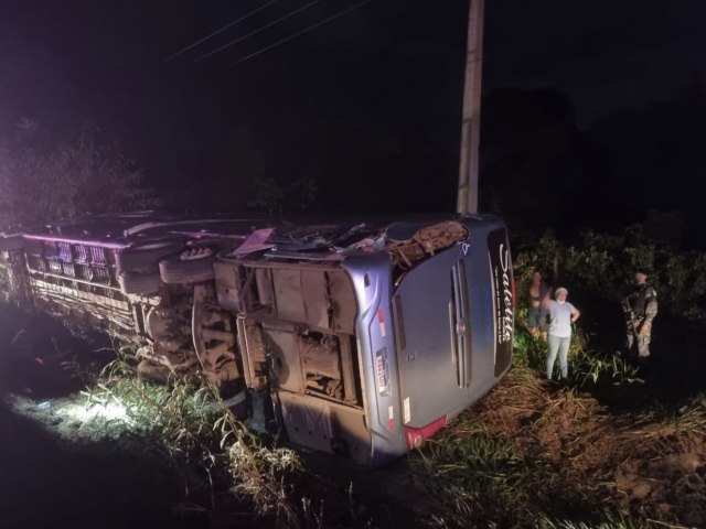 Grave Acidente na BR-158 Envolve nibus e Carreta em gua Boa...