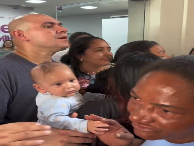 🏘️ Prefeito de Cuiab� separa briga entre mulheres durante cadastro do Casa Cuiabana