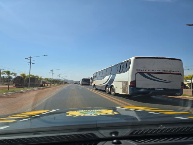 PRF intercepta tr�s �nibus realizando transporte clandestino em Barra do Gar�as