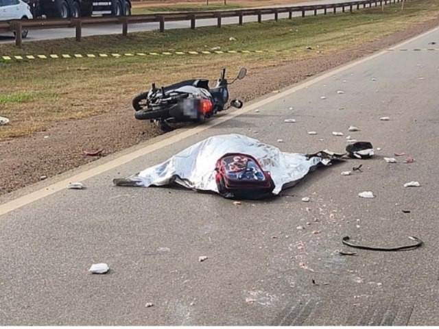 Mulher morre e crian�a fica gravemente ferida em acidente entre moto e carreta na BR-364 em Rondon�polis