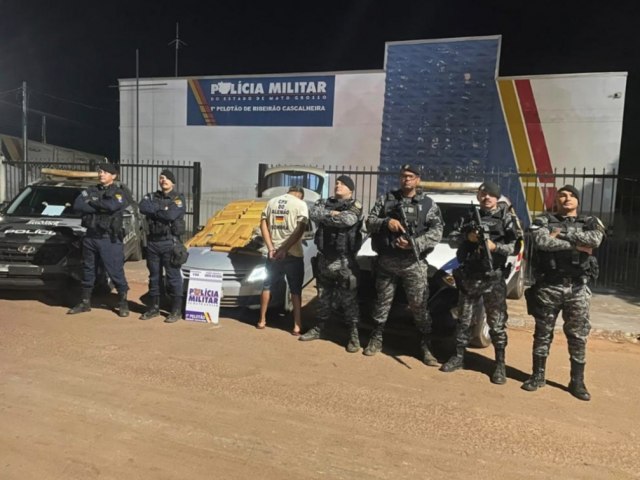 Homem � preso com mais de 55 quilos de drogas durante opera��o da For�a T�tica e PRF em Ribeir�o Cascalheira