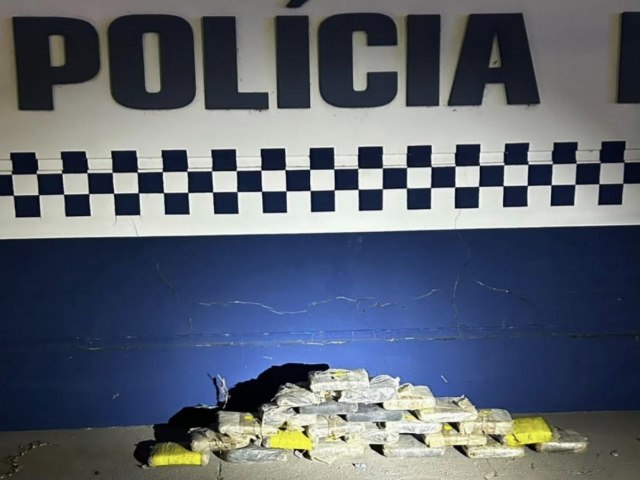 TR�FICO DE DROGAS: PM E PRF APREENDEM 27 KG DE SUPERMACONHA ESCONDIDOS EM CAMINH�O EM �GUA BOA