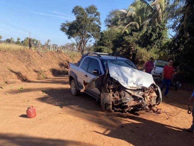 Acidente entre Fiat Strada e caminh�o deixa mulher gravemente ferida na antiga estrada de Campin�polis a Nova Xavantina
