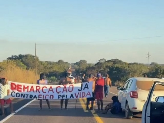 Grupo de ind�genas interrompe tr�fego na BR-158 entre Nova Xavantina e �gua Boa