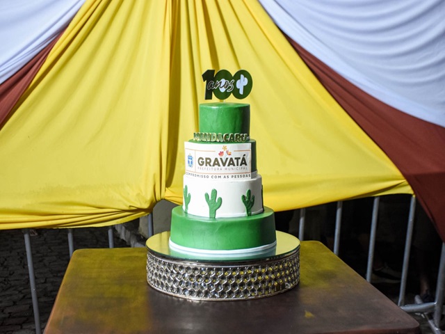 Tradicional corte do bolo marca a ltima noite de festividades dos 100 anos de Mandacaru