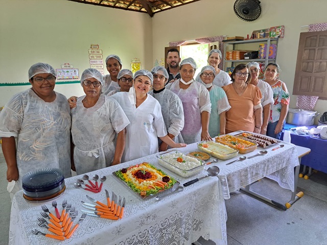 Mulheres de Avencas tm oportunidade de aprender a fazer delcias da culinria regional em curso oferecido pela Prefeitura de Gravat