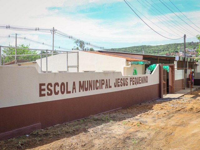 Escola Municipal Jesus Pequenino  entregue totalmente renovada para estudantes do bairro Nossa Senhora das Graas em Gravat