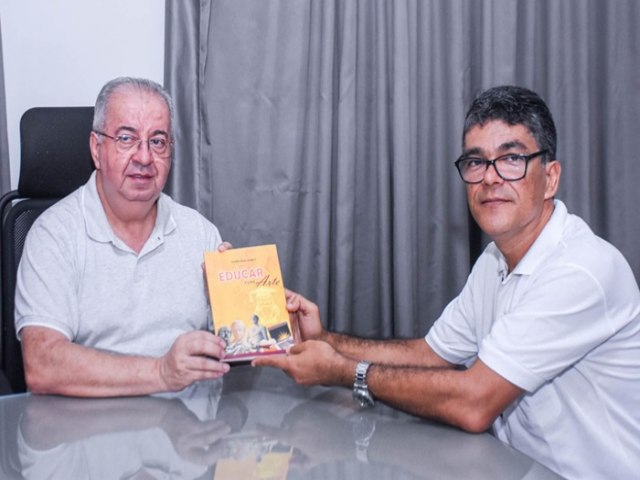 Educar  uma Arte: Lenildo Alves da Silva apresenta e presenteia o livro ao Prefeito Joselito Gomes
