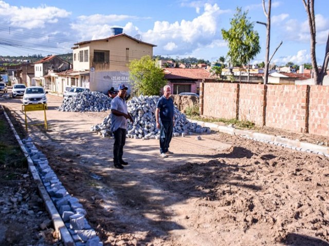 Prefeitura de Gravat inicia obras de pavimentao na Rua Clara, beneficiando moradores do bairro Santana