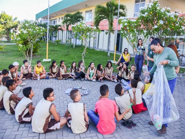 Oficina de confeco de brinquedos com materiais reciclveis promove educao ambiental no Parque da Cidade