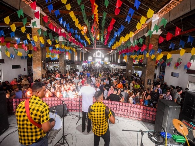 Pblico lota Mercado Cultural de Gravat no dia de So Joo