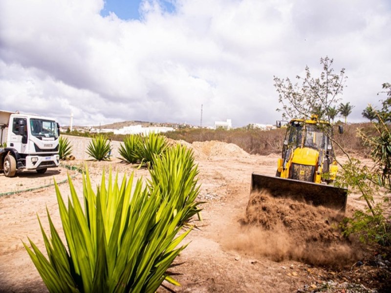  Nova creche: Prefeitura de Gravat realiza limpeza de terreno para construo de novo espao para a educao infantil