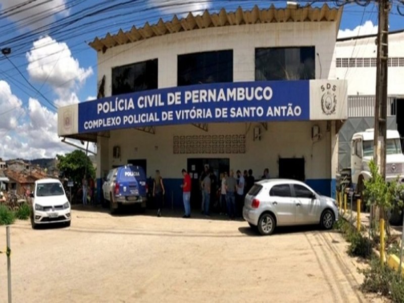 Mulher  autuada em flagrante por porte ilegal de arma branca e ameaar matar outra mulher em Pombos/PE