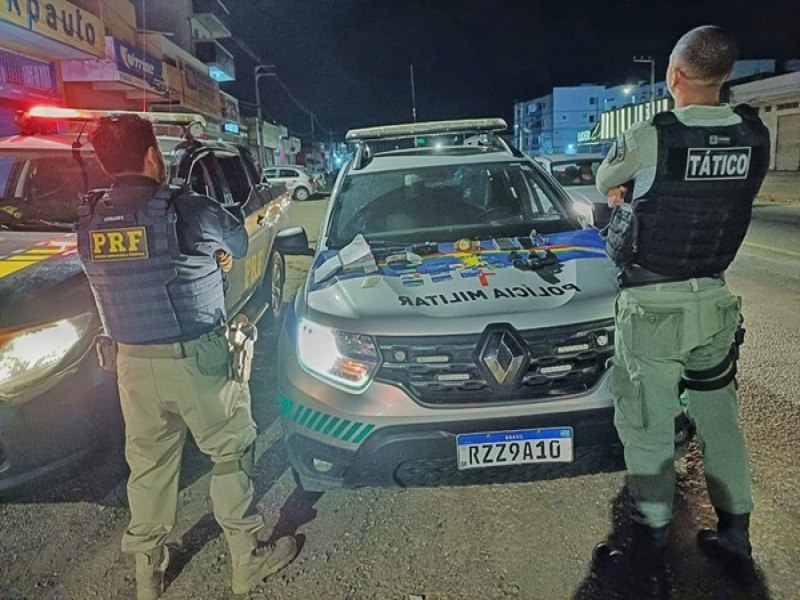 PRF e Polcia Militar detm dois suspeitos de estelionato com cartes de crdito e pistola em Petrolina/PE