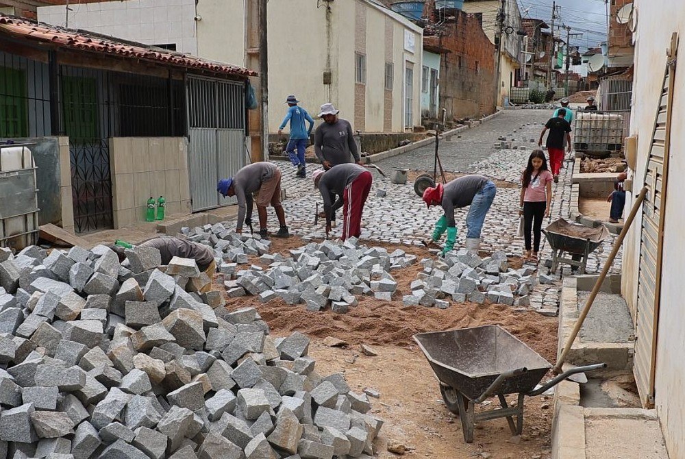 Rua Jo�o Vieira de Melo vive novo aspecto com obras de pavimenta��o