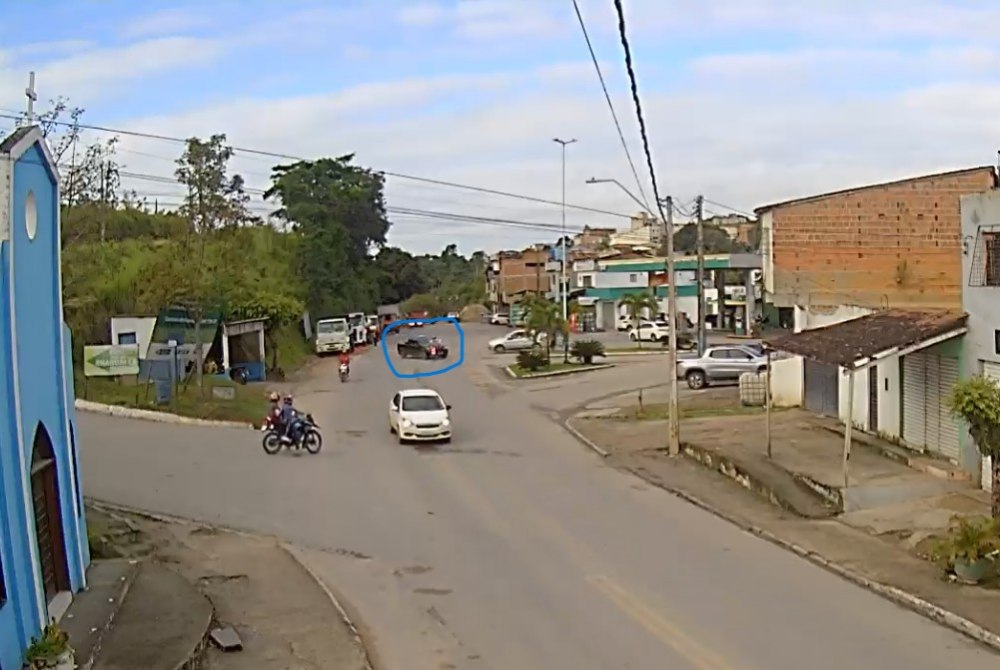 Motociclista colide com carro e cai dentro da ca�amba em Ch� Grande