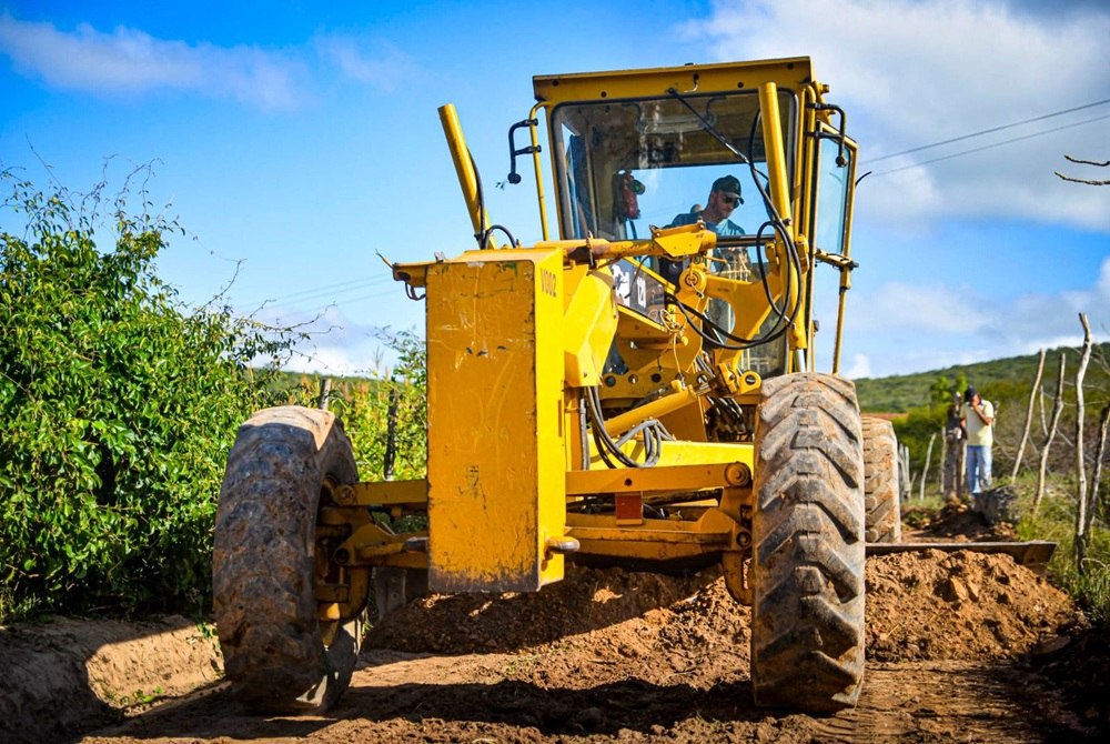 Servi�os de manuten��o de estradas chegam ao Assentamento Santo Ant�nio, na zona rural Gravat�