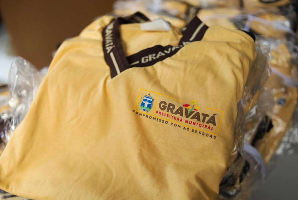 Prefeitura de Gravat� entrega fardamento escolar na Rede Municipal de Ensino para Desfile C�vico