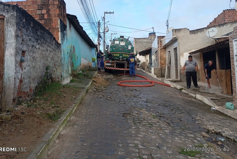 Moradores denunciam esgoto estourado e cal�amento cedendo na Rua Jo�o Vieira de Melo, em Gravat�