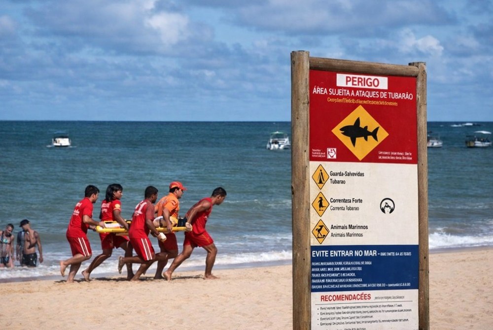 Ataque de tubar�o deixa crian�a ferida na Praia de Piedade