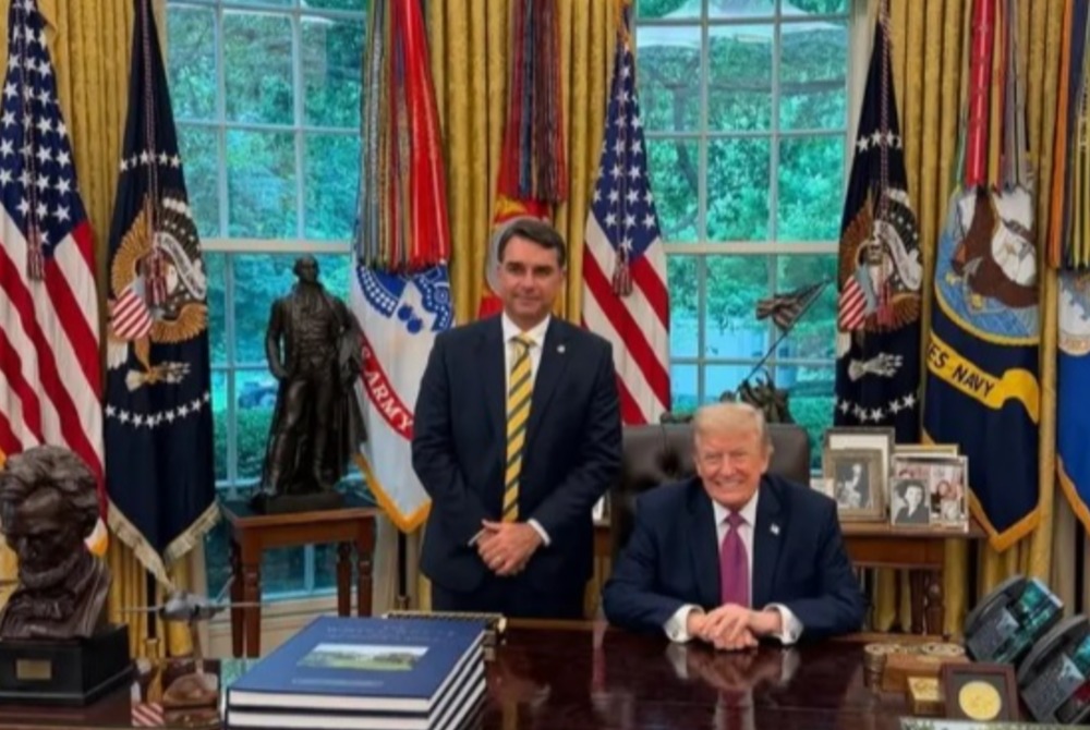 Fl�vio Bolsonaro se re�ne com Donald Trump na Casa Branca