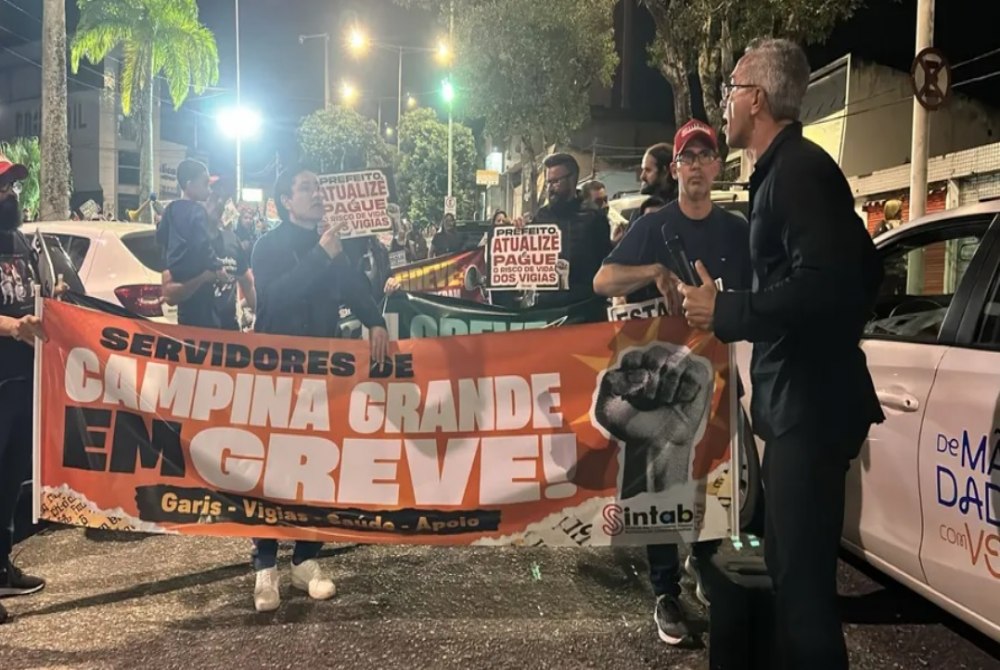 MANIFESTA��O  -  Servidores em greve fazem protesto na noite de abertura do S�o Jo�o de Campina Grande