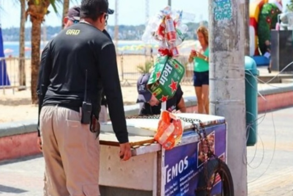Defensorias v�o � Justi�a para impedir retirada de ambulantes das praias de Tamba� e Cabo Branco
