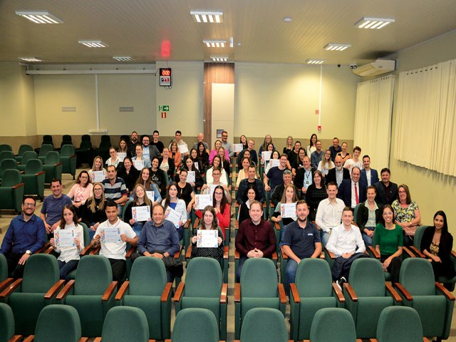 Estudantes da escola Dante Grossi recebem certificado do Empreendedor Jnior 