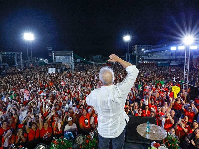 Lula segue firme no topo, e Bolsonaro oscila para baixo no 1º turno, aponta PoderData