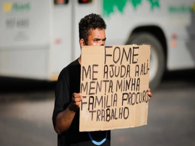 BOLSONARO NEGA, POR DUAS VEZES, ESCALADA DA FOME NO BRASIL: 'NO EXISTE DA FORMA COMO  FALADO'