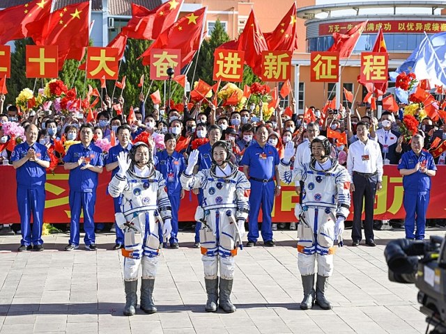 Astronautas da China realizam primeira caminhada no espao