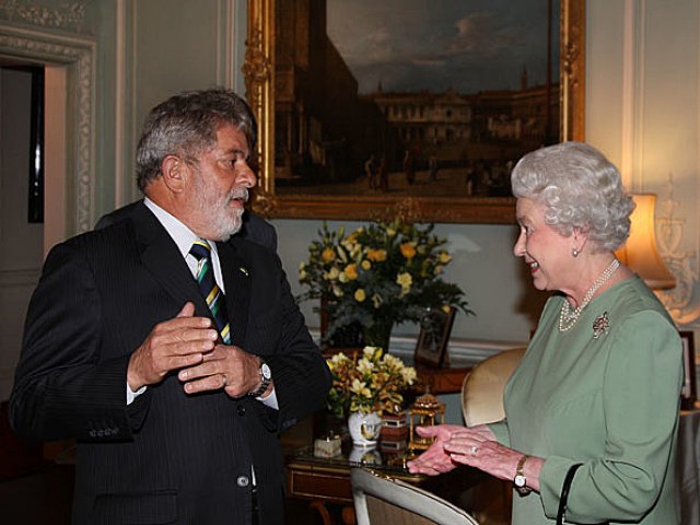 Lula com Gil, FHC com Pel e Dilma com filha: como foram encontros de presidentes com a rainha?