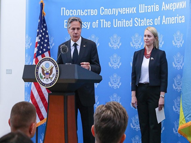 Secretrio de Estado dos EUA visita Ucrnia e anuncia nova doao de armas